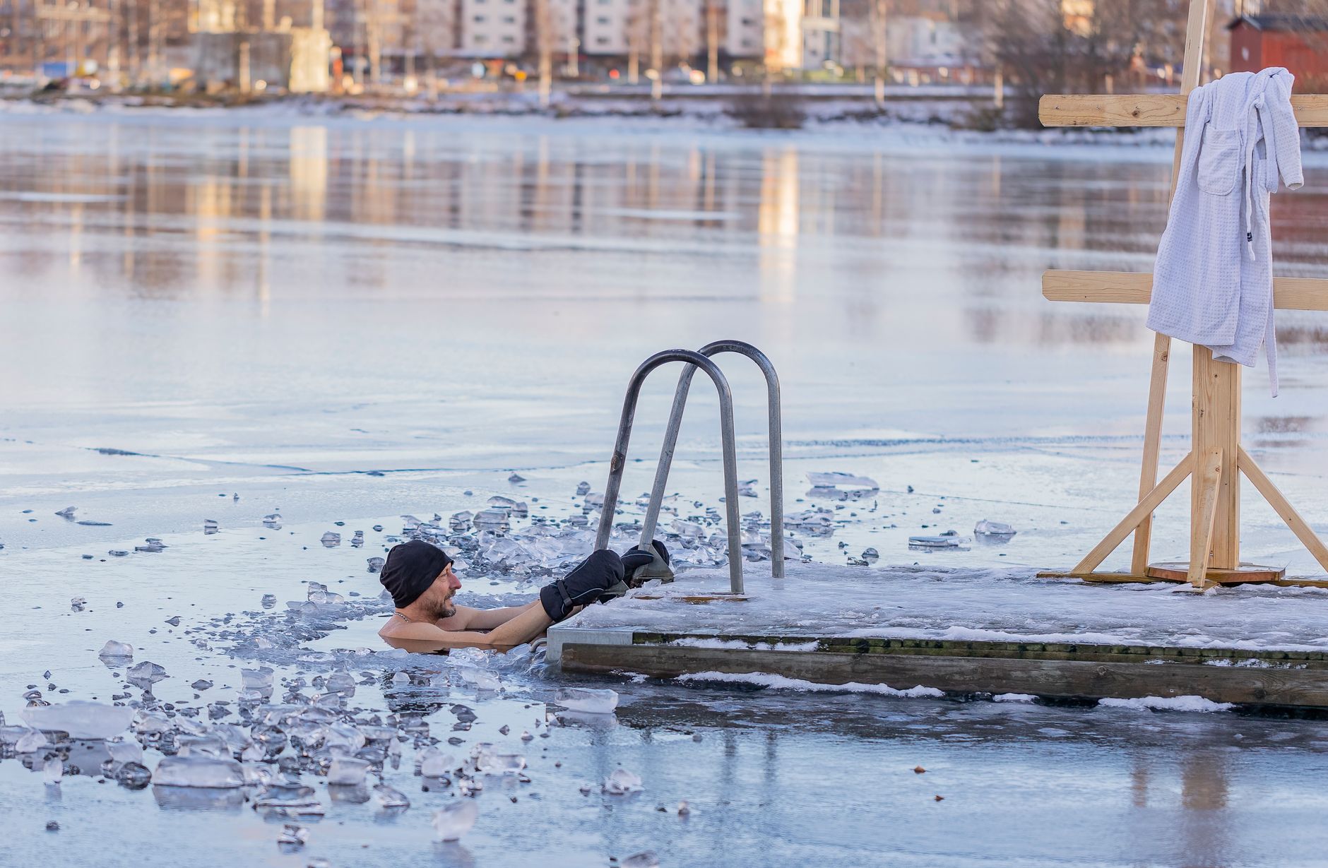 cold plunge ice bath temperature protocol athlete recovery