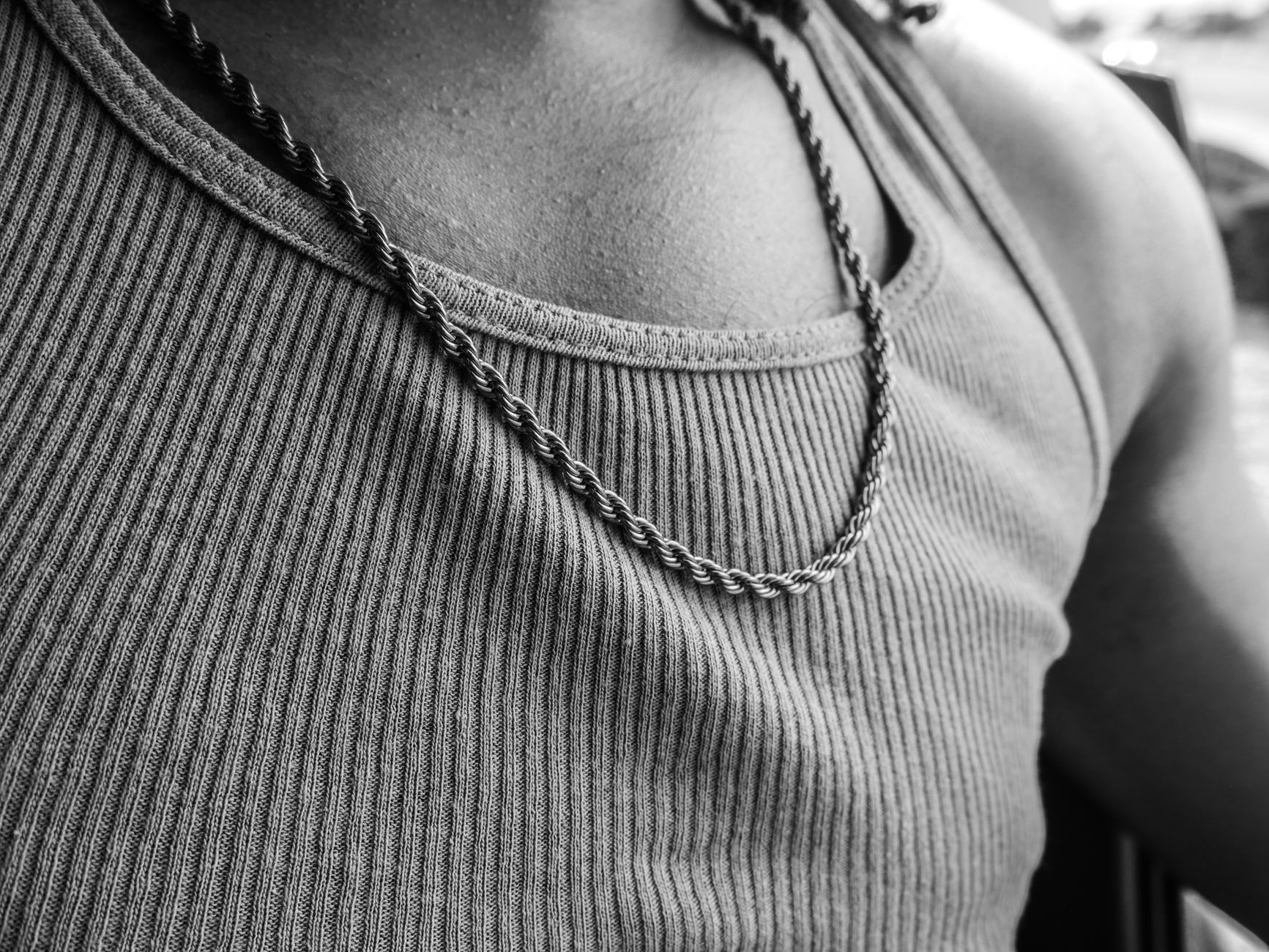 man wearing gold chain necklace casual elegant outfit styling
